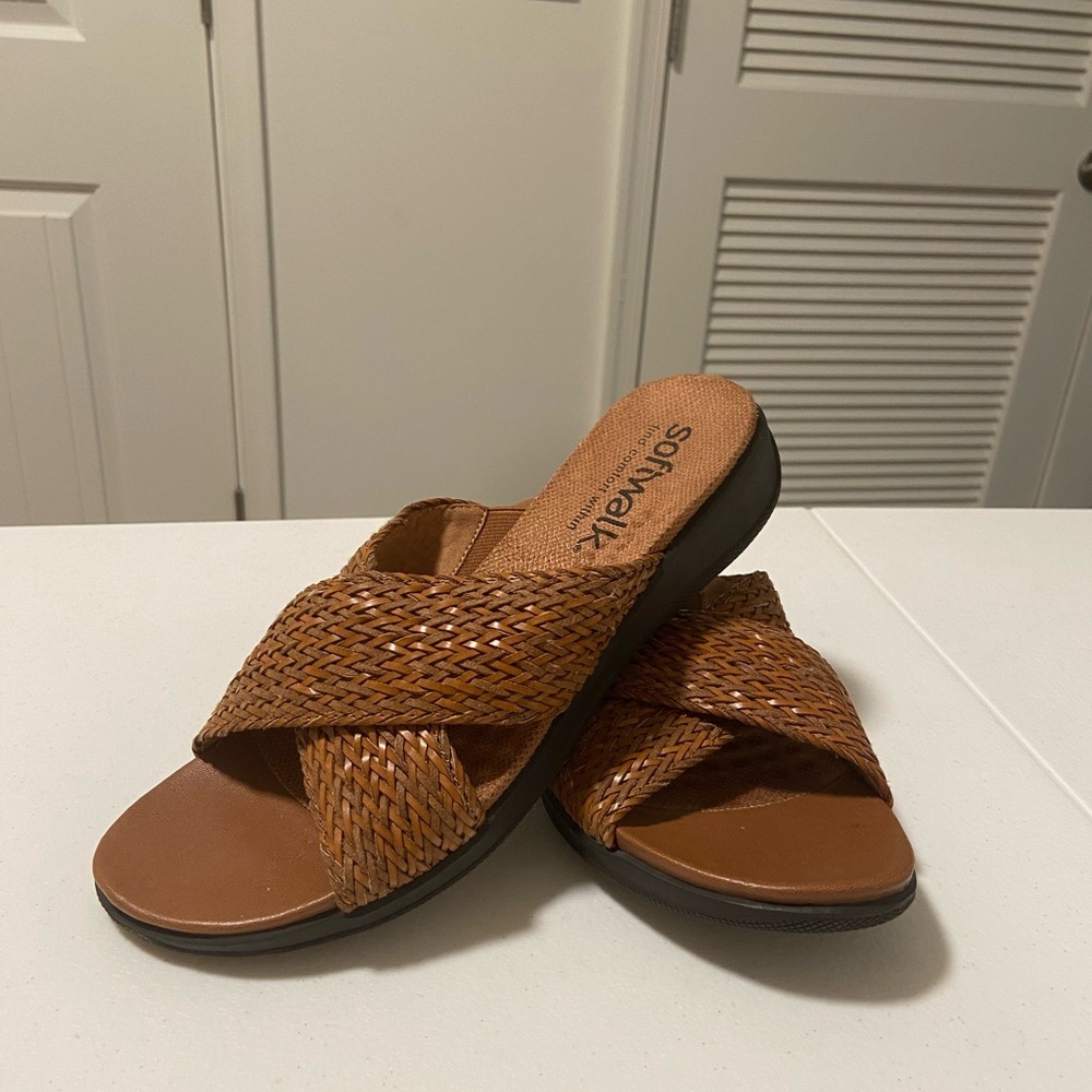 NWOT | Softwalk women's crossover woven brown sandals — size 7N